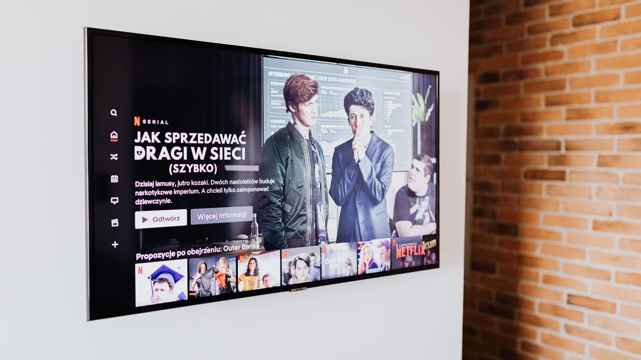 Modern oturma odasında akıllı televizyon
