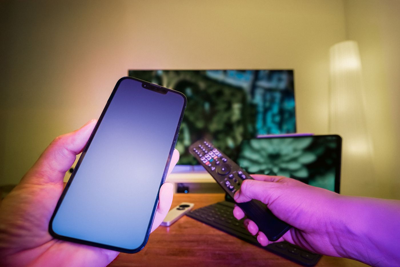Televizyon kumandası ve telefon