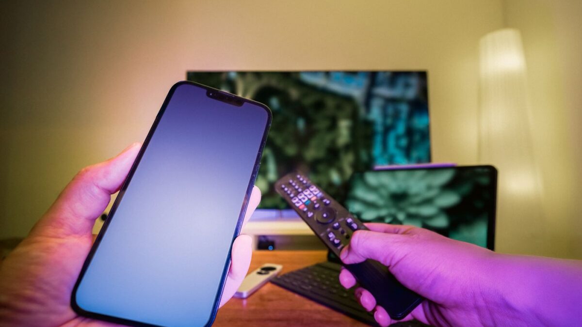 Telefon ve televizyon kumandasının birlikte kullanılması