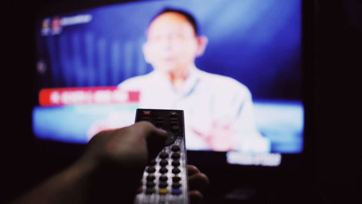 Televizyon ekranına yöneltilmiş uzaktan kumanda