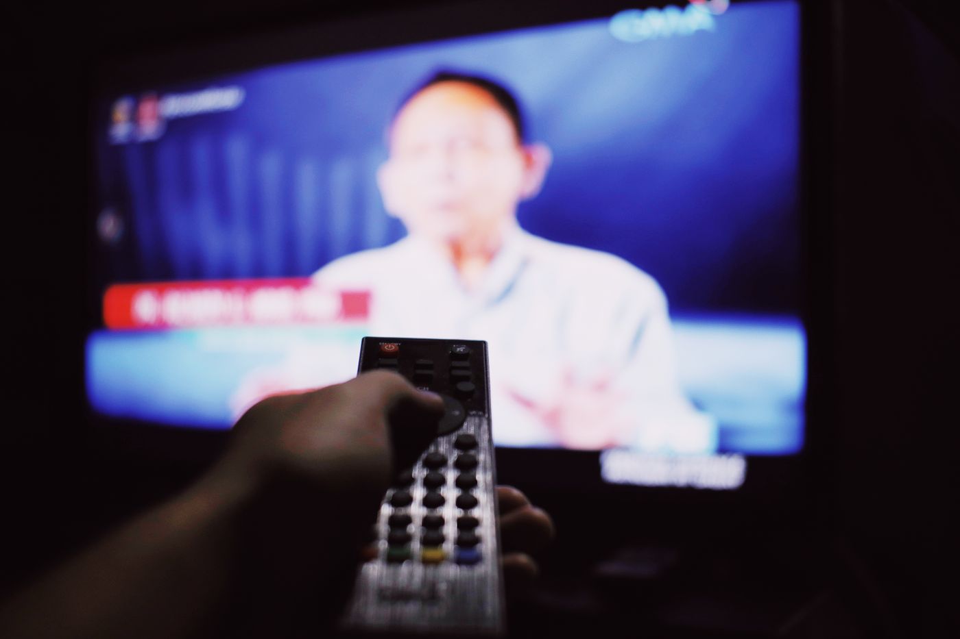 Televizyon ekranına yöneltilmiş uzaktan kumanda