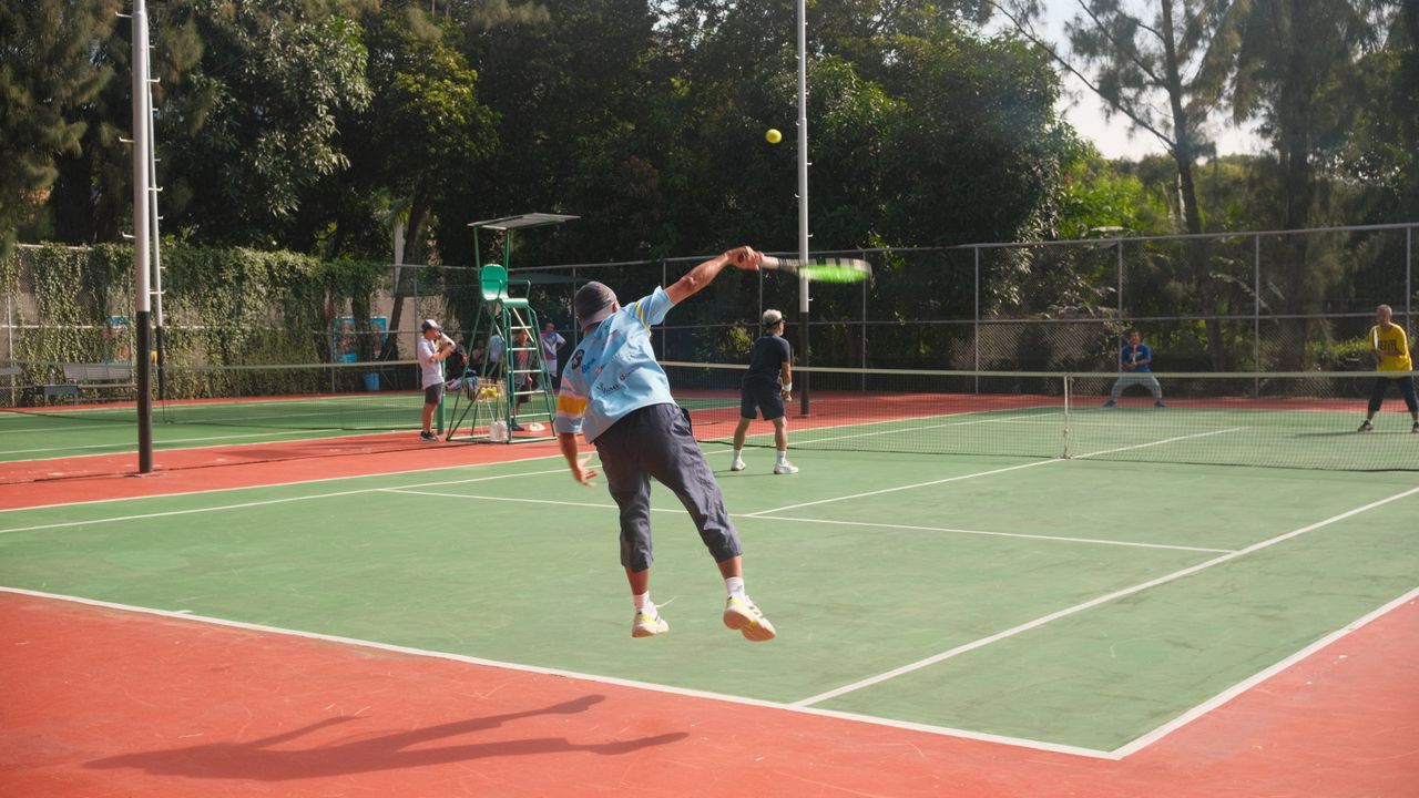 Açık kortta oynanan tenis maçı