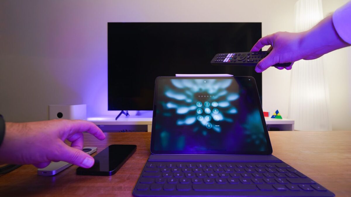 Televizyon, tablet ve telefonun bulunduğu ev içi izleme düzeni
