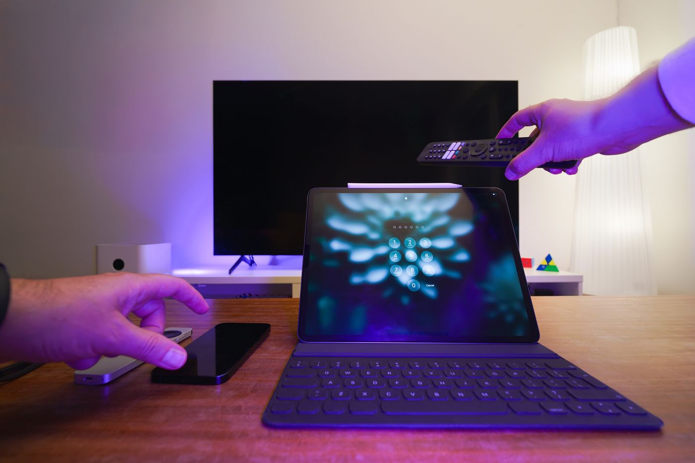 Televizyon, tablet ve telefonun bulunduğu ev içi izleme düzeni