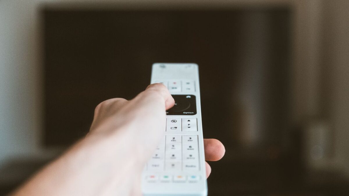 Kumandayla televizyonu kullanan el