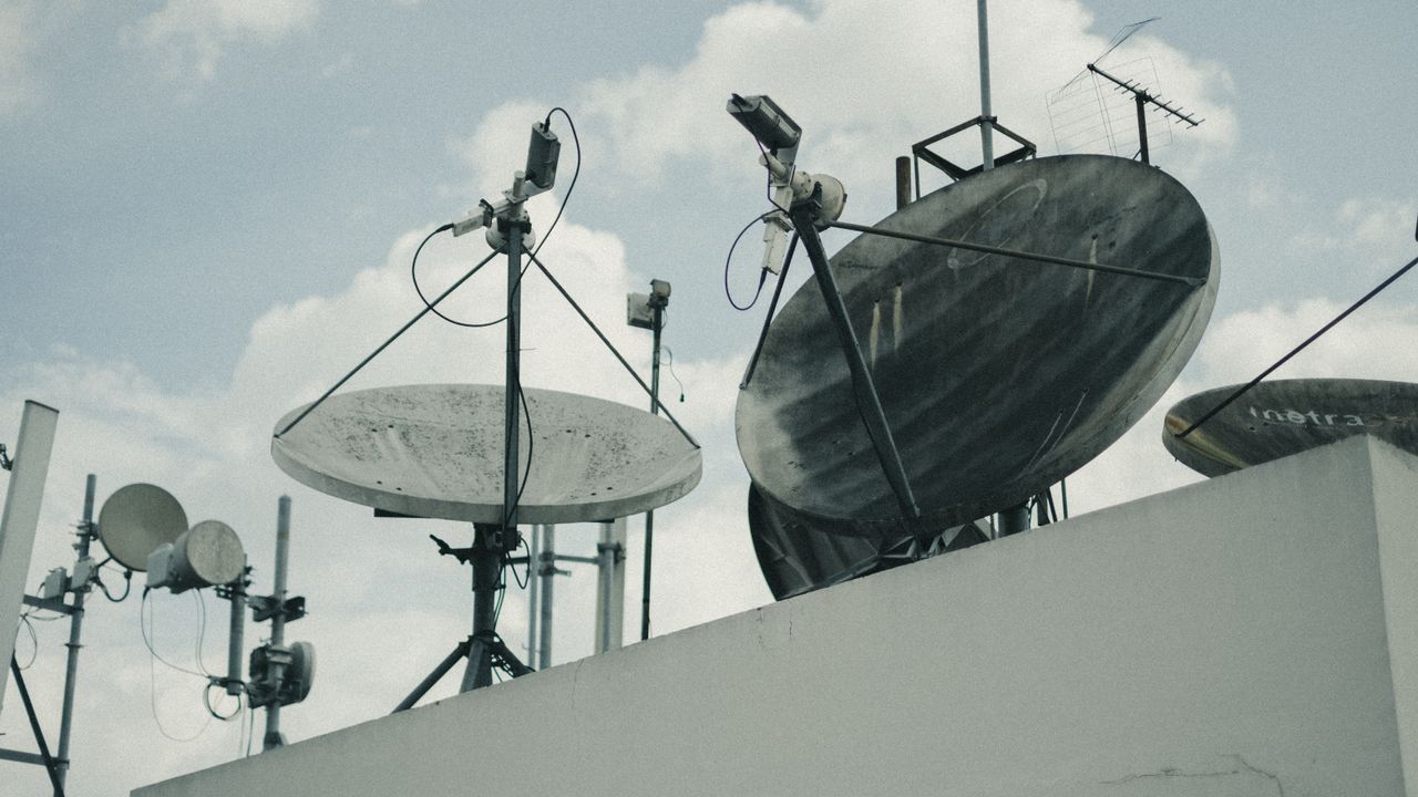 Bina üzerindeki uydu antenleri